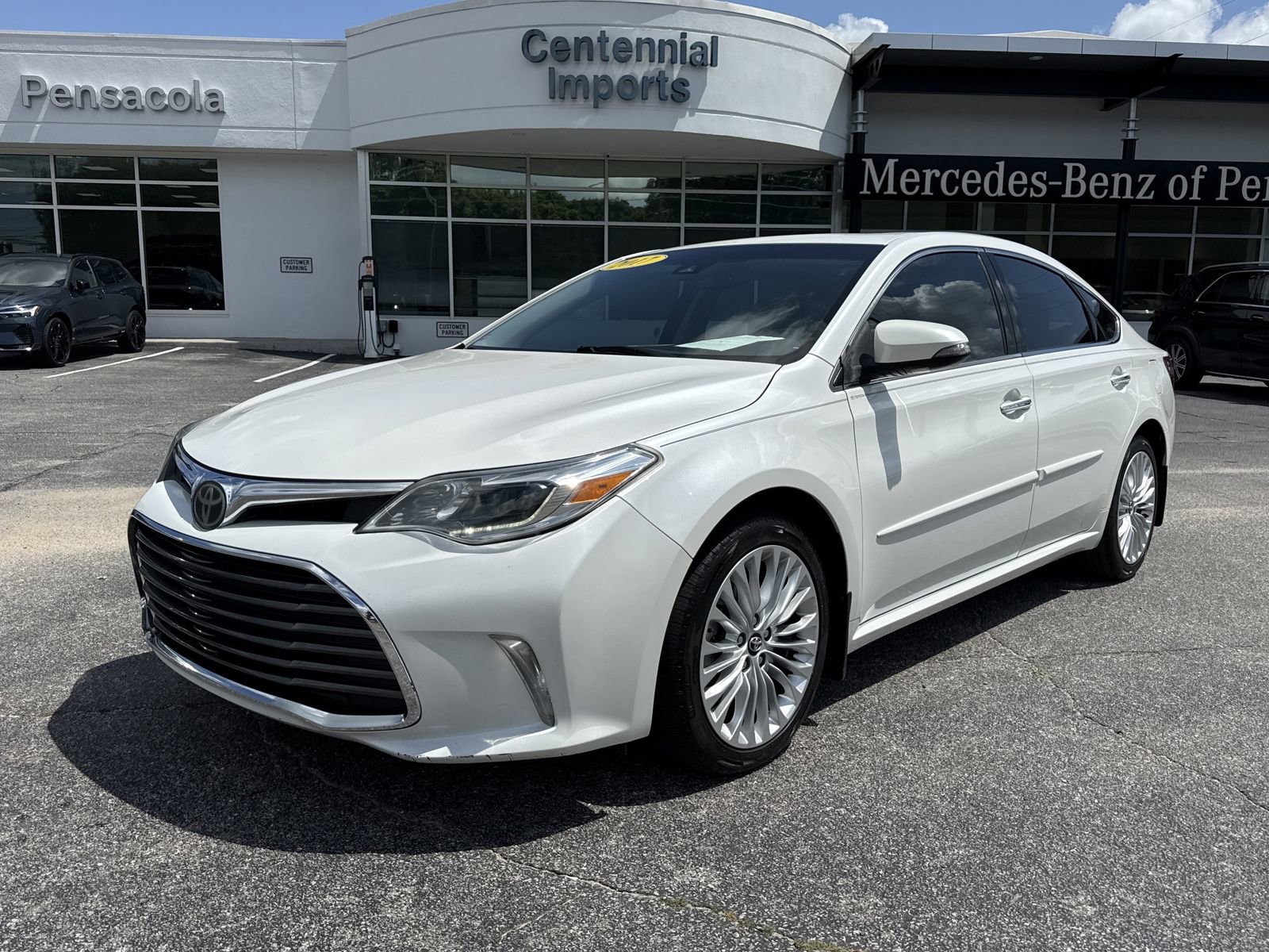 Used 2017 Toyota Avalon Limited FWD image 1