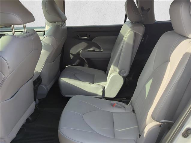 Used 2022 Toyota Highlander XLE FWD image 18