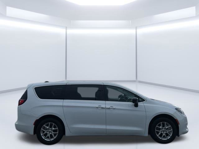 Used 2024 Chrysler Voyager LX FWD image 16