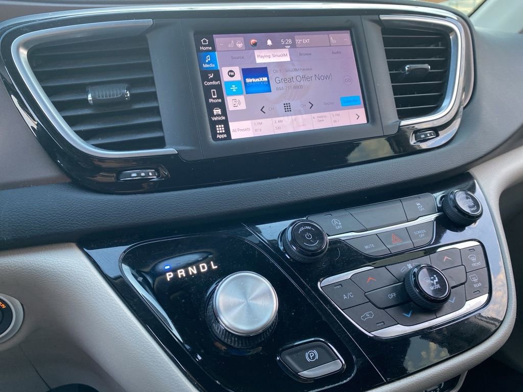 Used 2023 Chrysler Voyager LX image 13