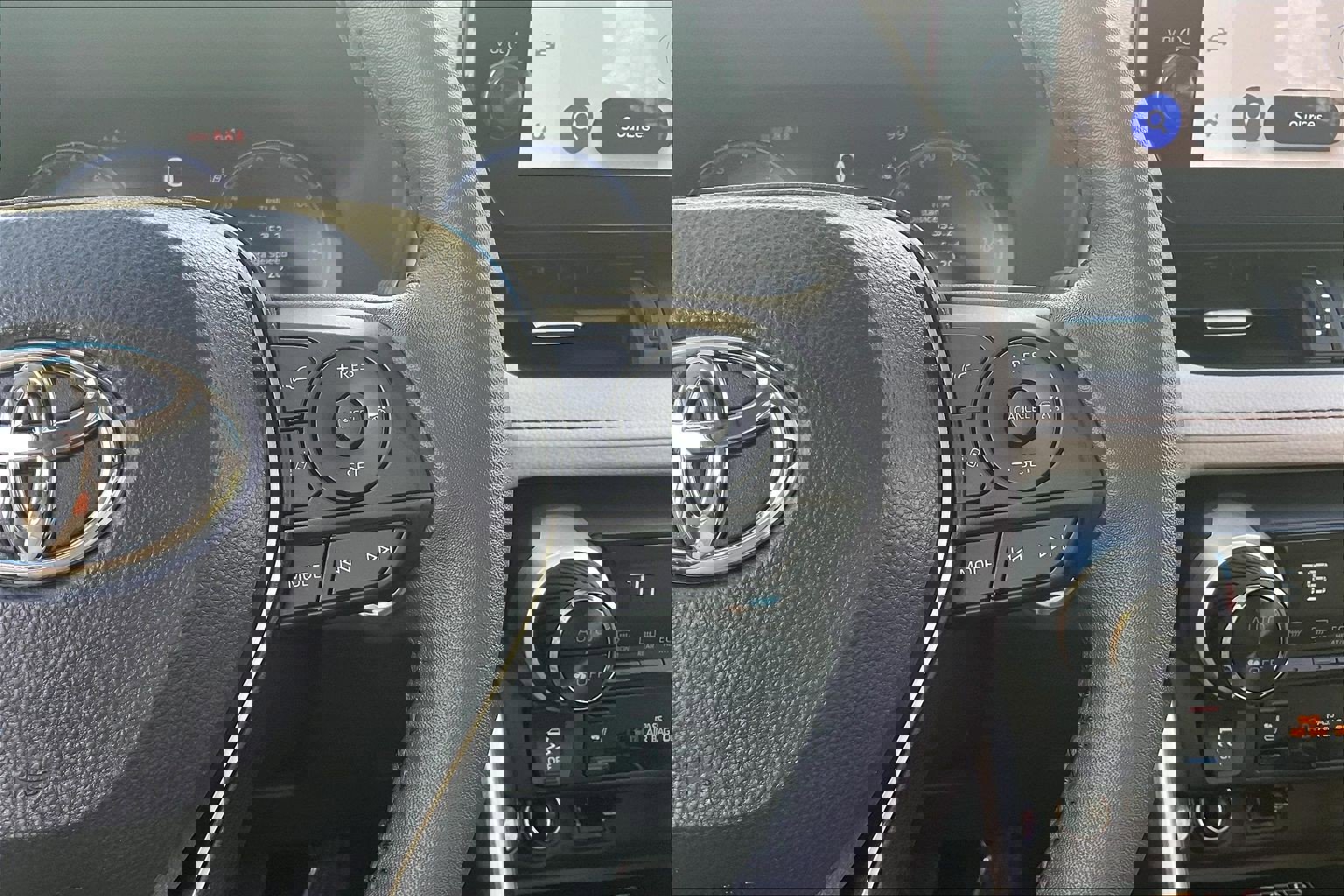 Used 2025 Toyota RAV4 Limited image 24