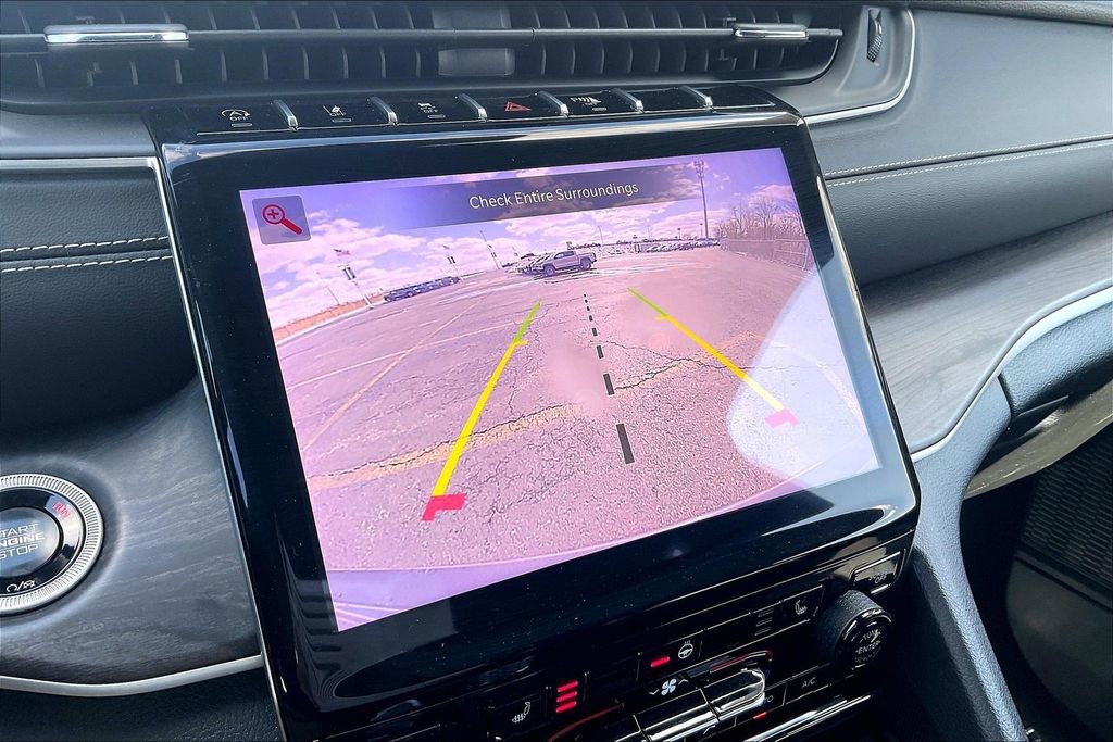 Used 2024 Jeep Grand Cherokee Limited image 17