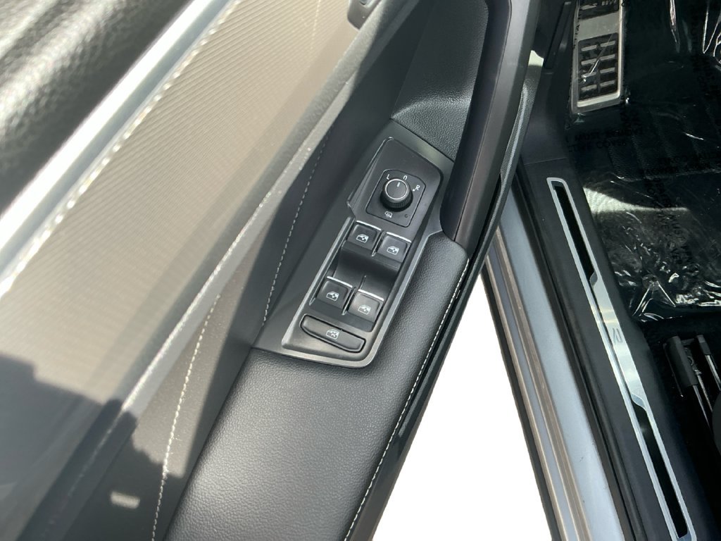 Used 2024 Volkswagen Tiguan SE R-Line AWD/4WD image 18