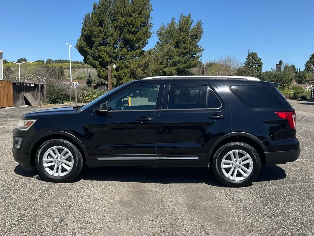 Used 2017 Ford Explorer XLT w/ Equipment Group 202A image 3