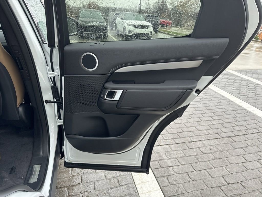 New 2024 Land Rover Discovery Dynamic SE image 16