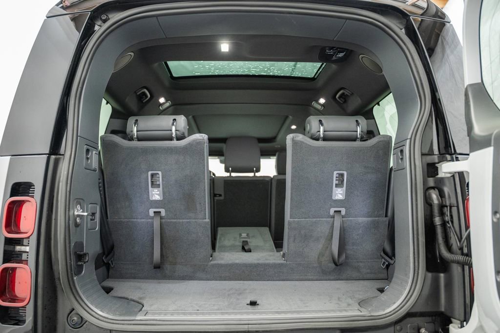 Used 2023 Land Rover Defender 130 X-Dynamic SE image 11