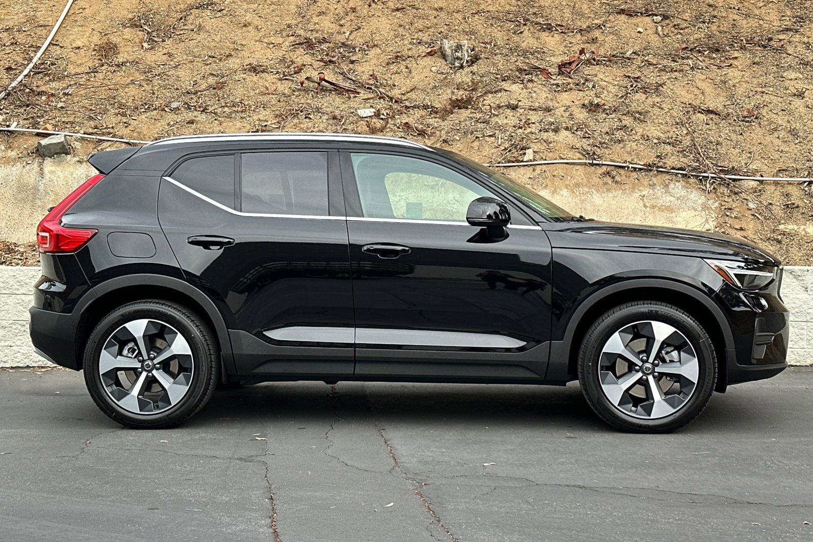 New 2025 Volvo XC40 B5 Core w/ Climate Package image 4