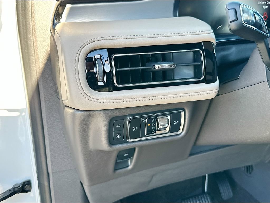 Used 2023 Lincoln Nautilus FWD w/ Premium Package image 10