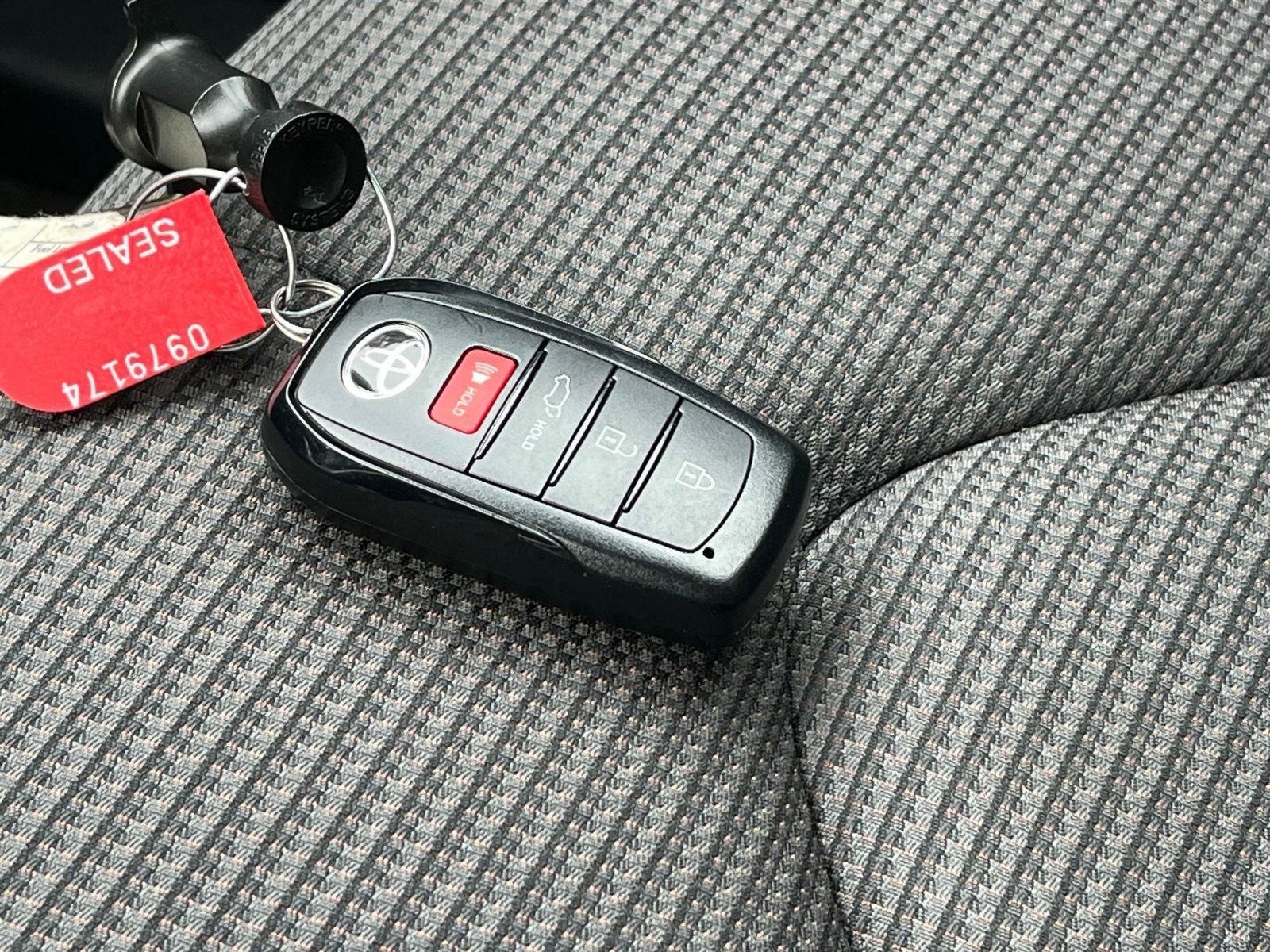 Used 2025 Toyota Highlander LE FWD image 21