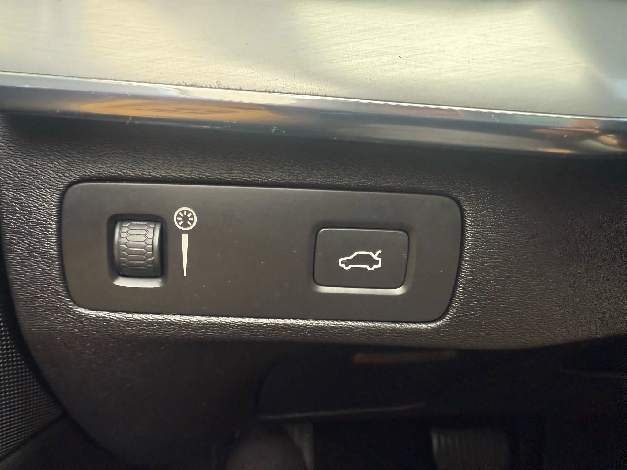 Used 2016 Volvo XC90 T6 Momentum AWD/4WD image 17