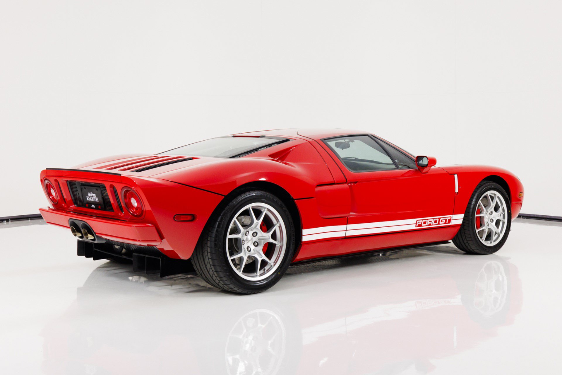 Used 2006 Ford GT RWD image 3