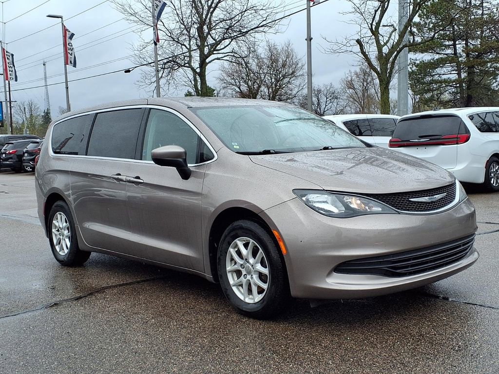 Used 2017 Chrysler Pacifica Touring image 3