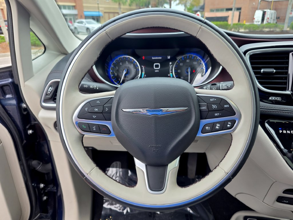 Used 2017 Chrysler Pacifica Limited FWD image 22