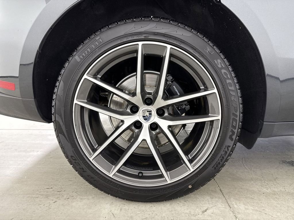 Certified 2025 Porsche Macan image 16