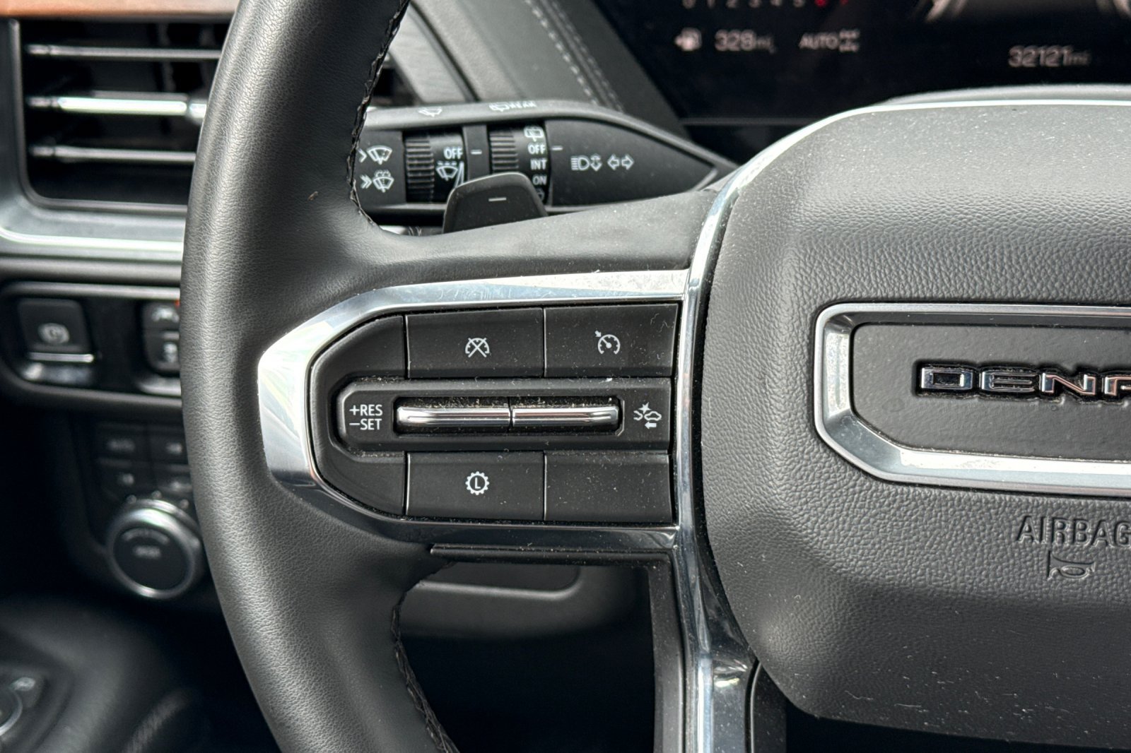 Used 2025 GMC Yukon Denali AWD/4WD image 31