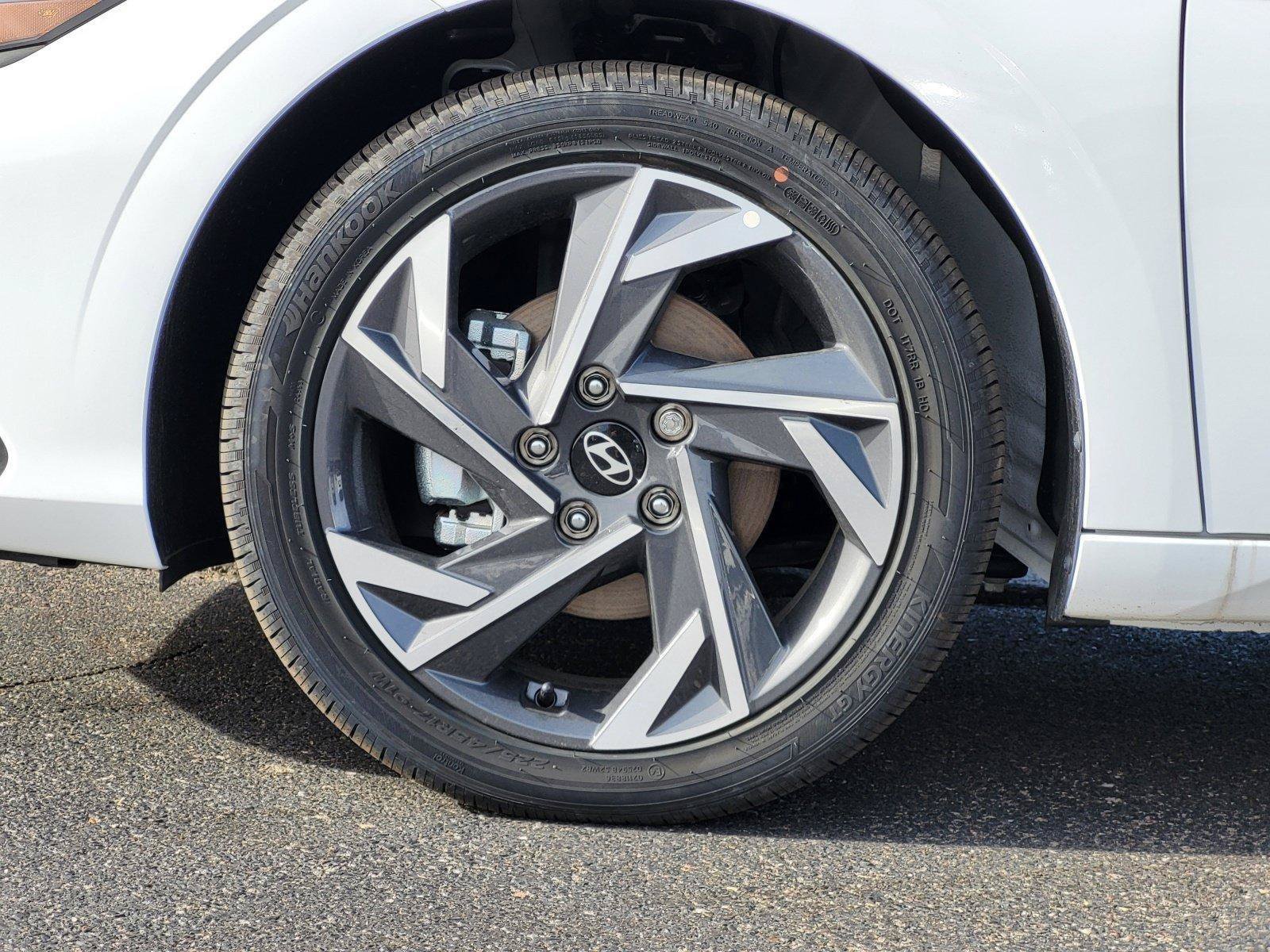 New 2025 Hyundai Elantra SEL FWD image 11