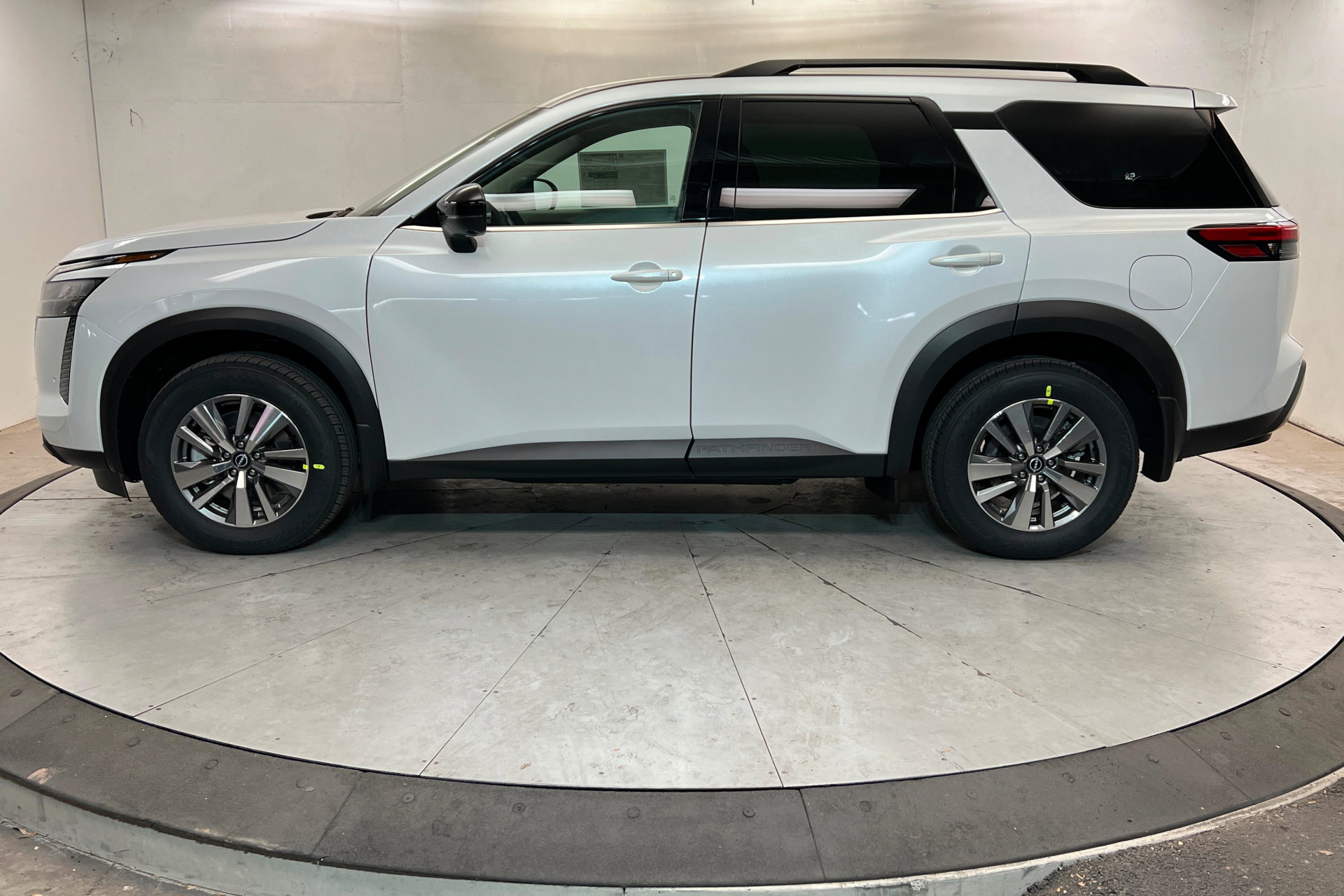 New 2026 Nissan Pathfinder SL image 2