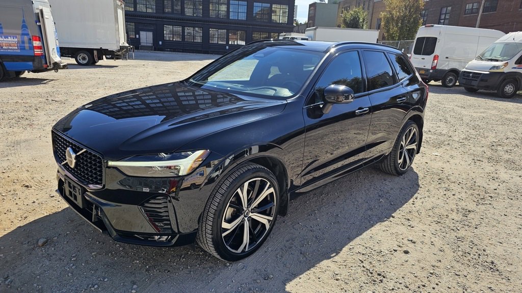 Certified 2022 Volvo XC60 B6 R-Design w/ Climate Package image 2