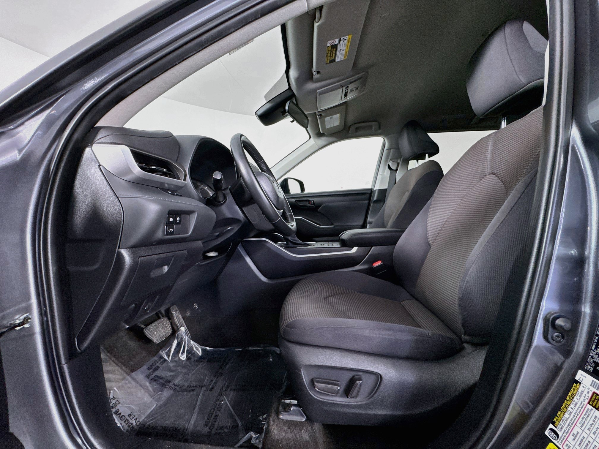 Used 2023 Toyota Highlander LE AWD/4WD image 19