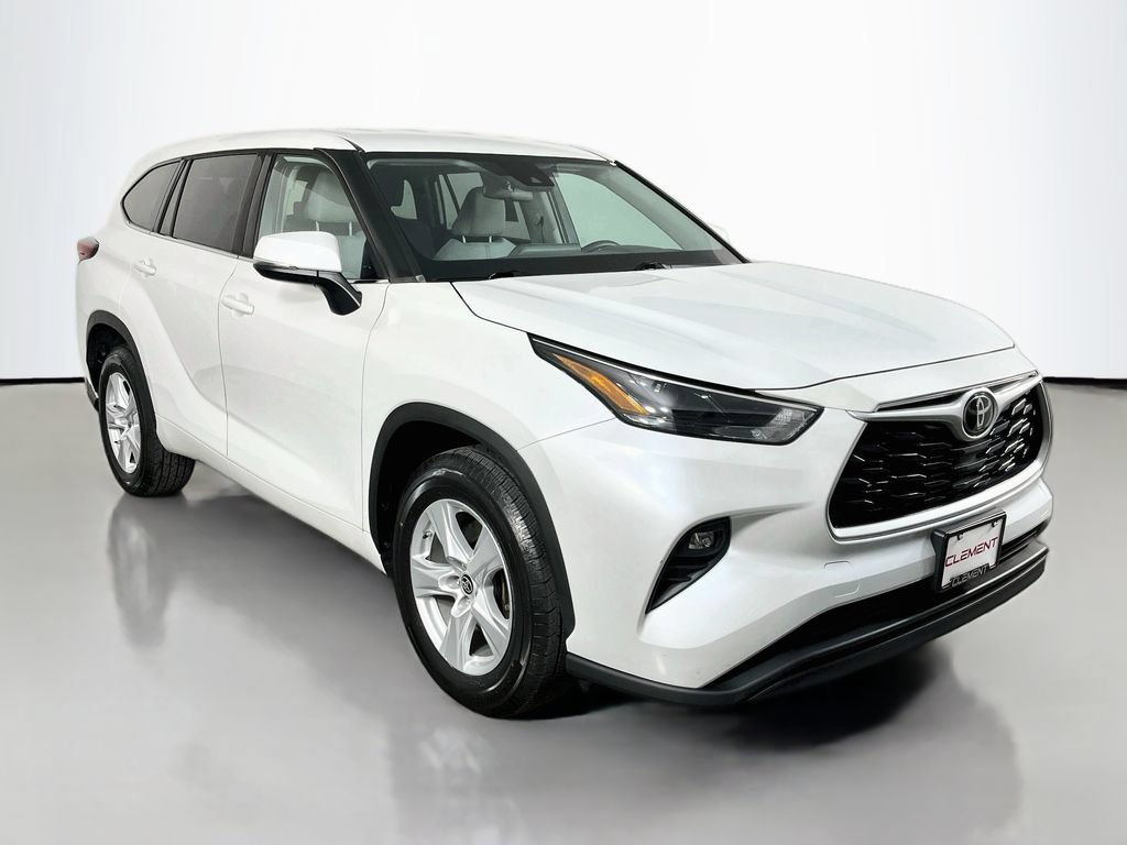 Used 2022 Toyota Highlander LE FWD image 4