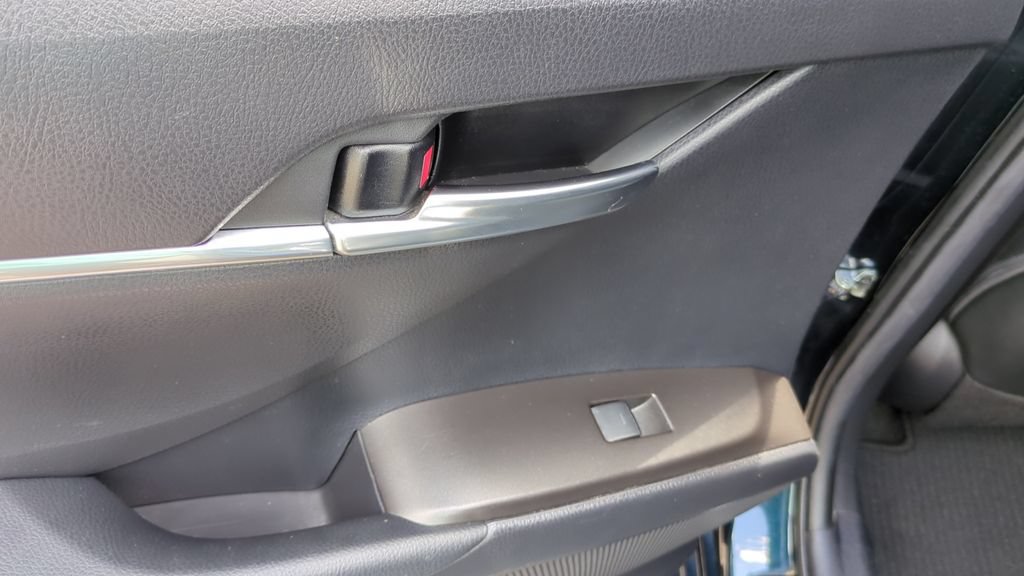 Used 2021 Toyota Camry SE FWD image 15