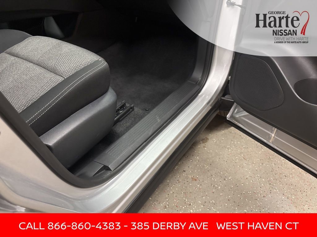 Certified 2025 Nissan Rogue SV image 34