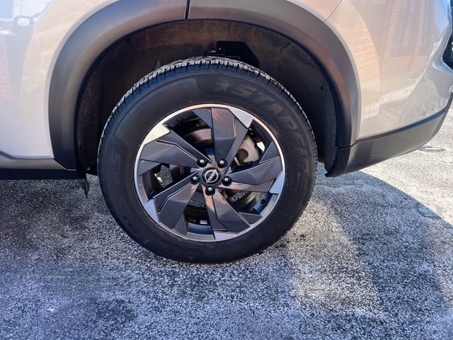 Used 2024 Nissan Rogue SV image 8
