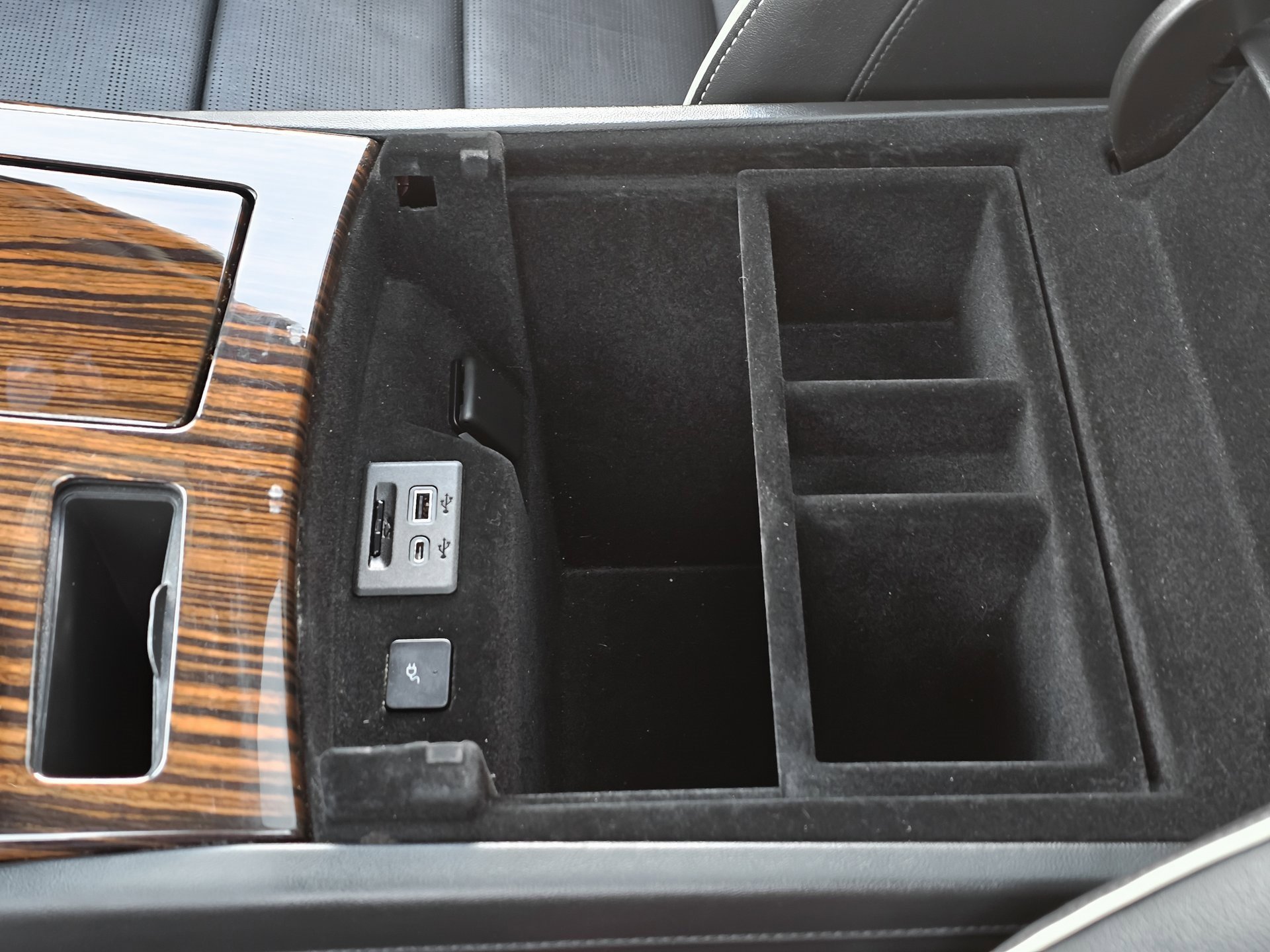 Used 2022 Cadillac Escalade ESV Premium Luxury w/ LPO, Floor Liner Package image 51