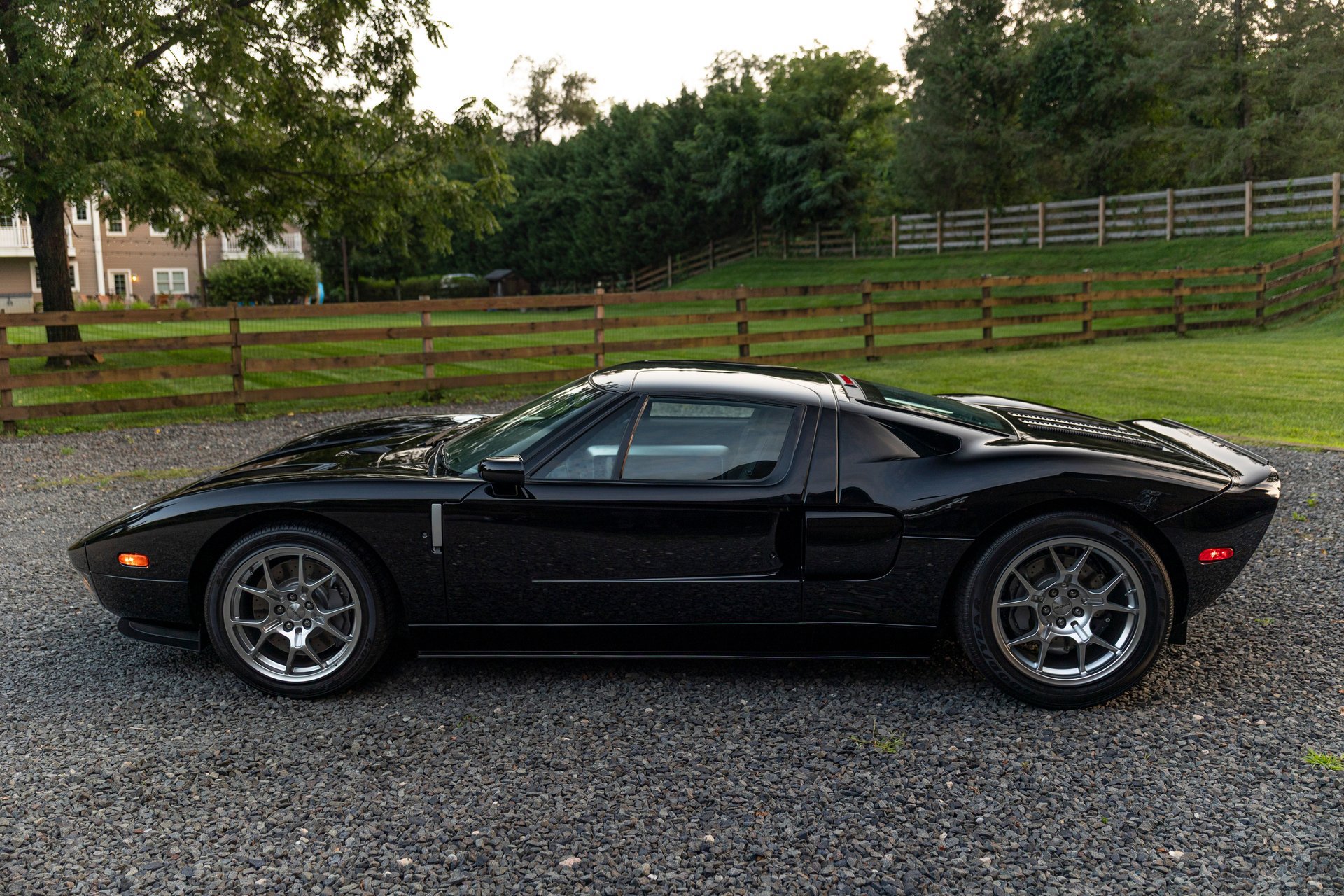 Used 2006 Ford GT RWD image 17