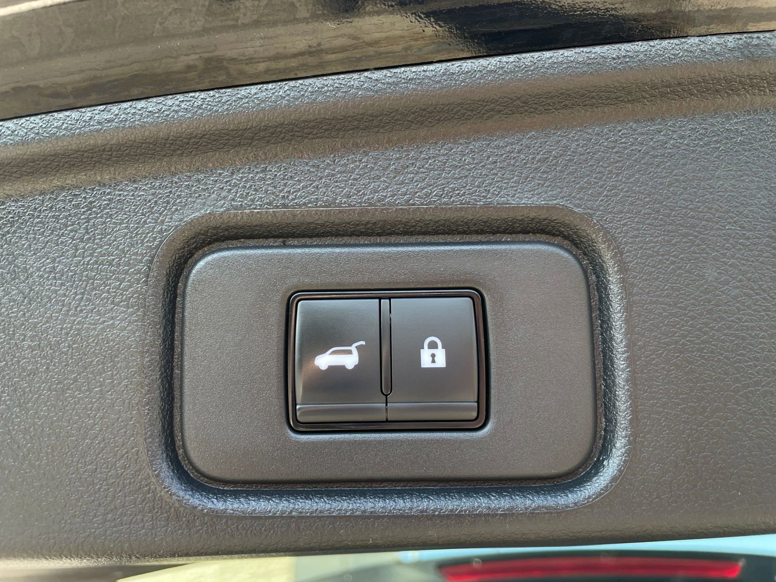 Used 2025 Nissan Pathfinder SV FWD image 23