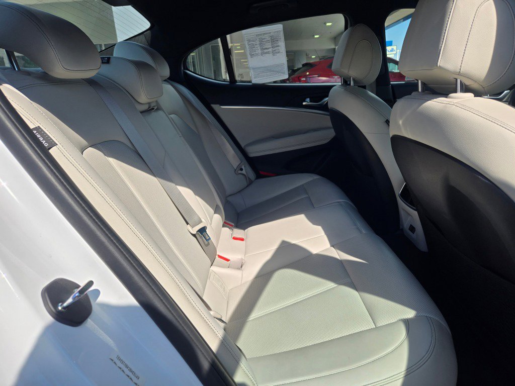 Used 2025 Genesis G70 2.5T image 11
