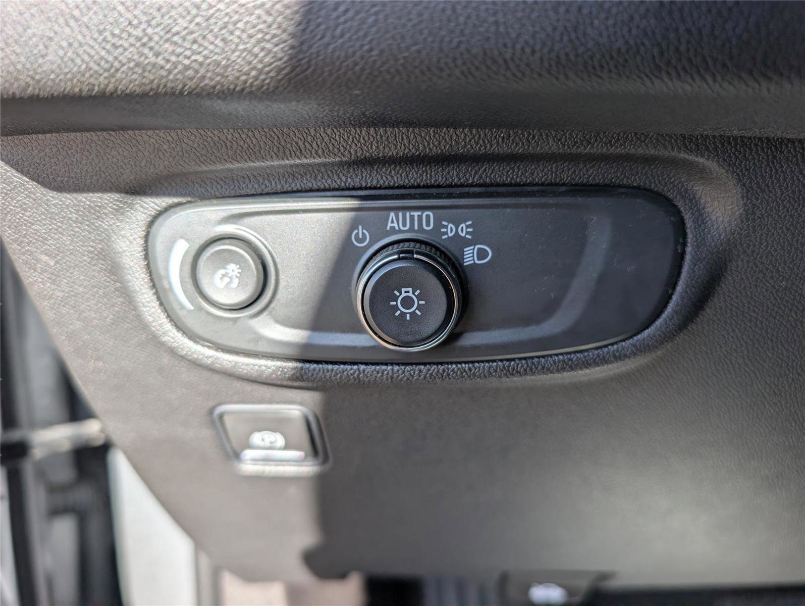 Used 2024 GMC Terrain SLE image 28