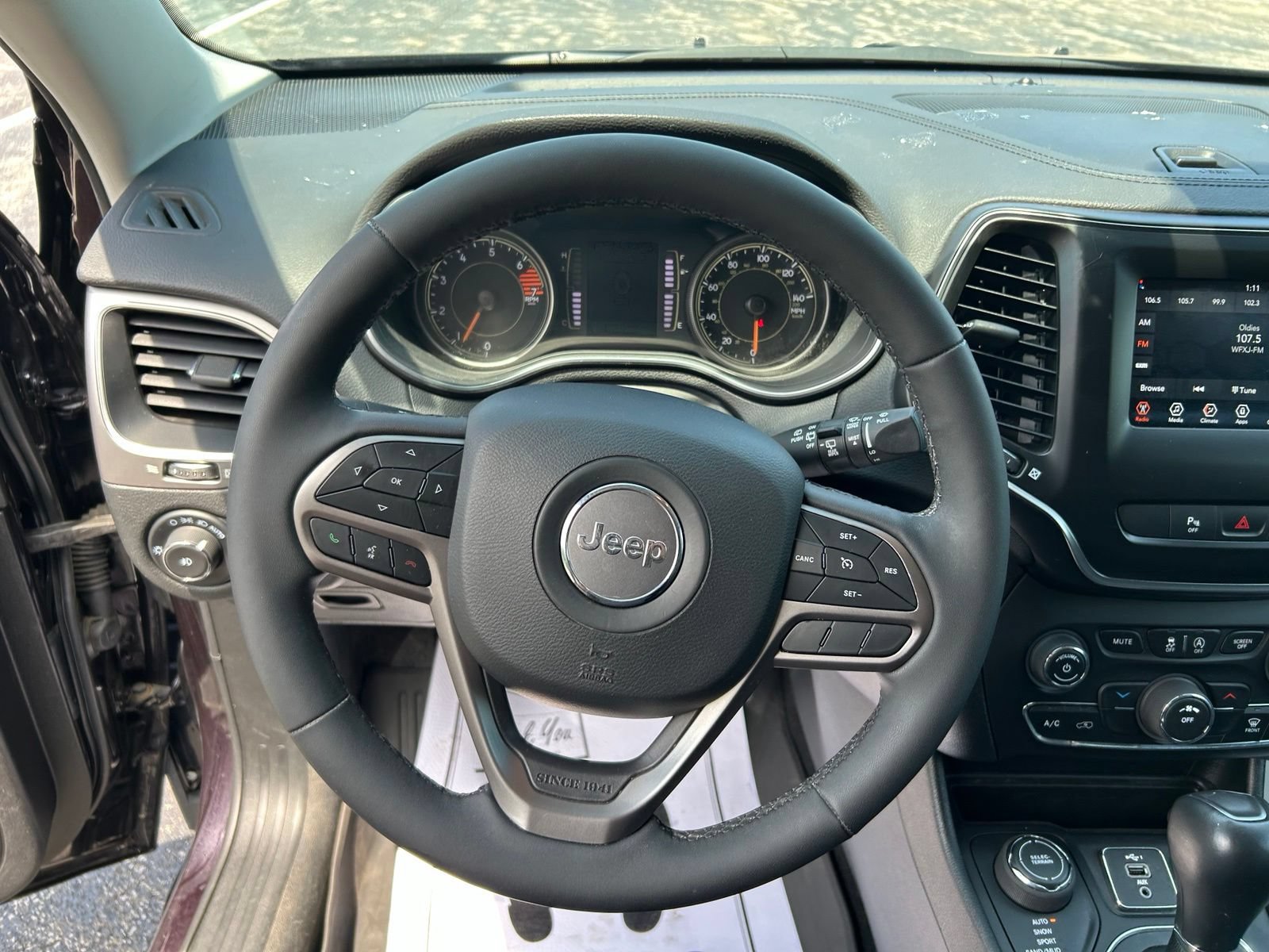 Used 2021 Jeep Cherokee Latitude Plus AWD/4WD image 17