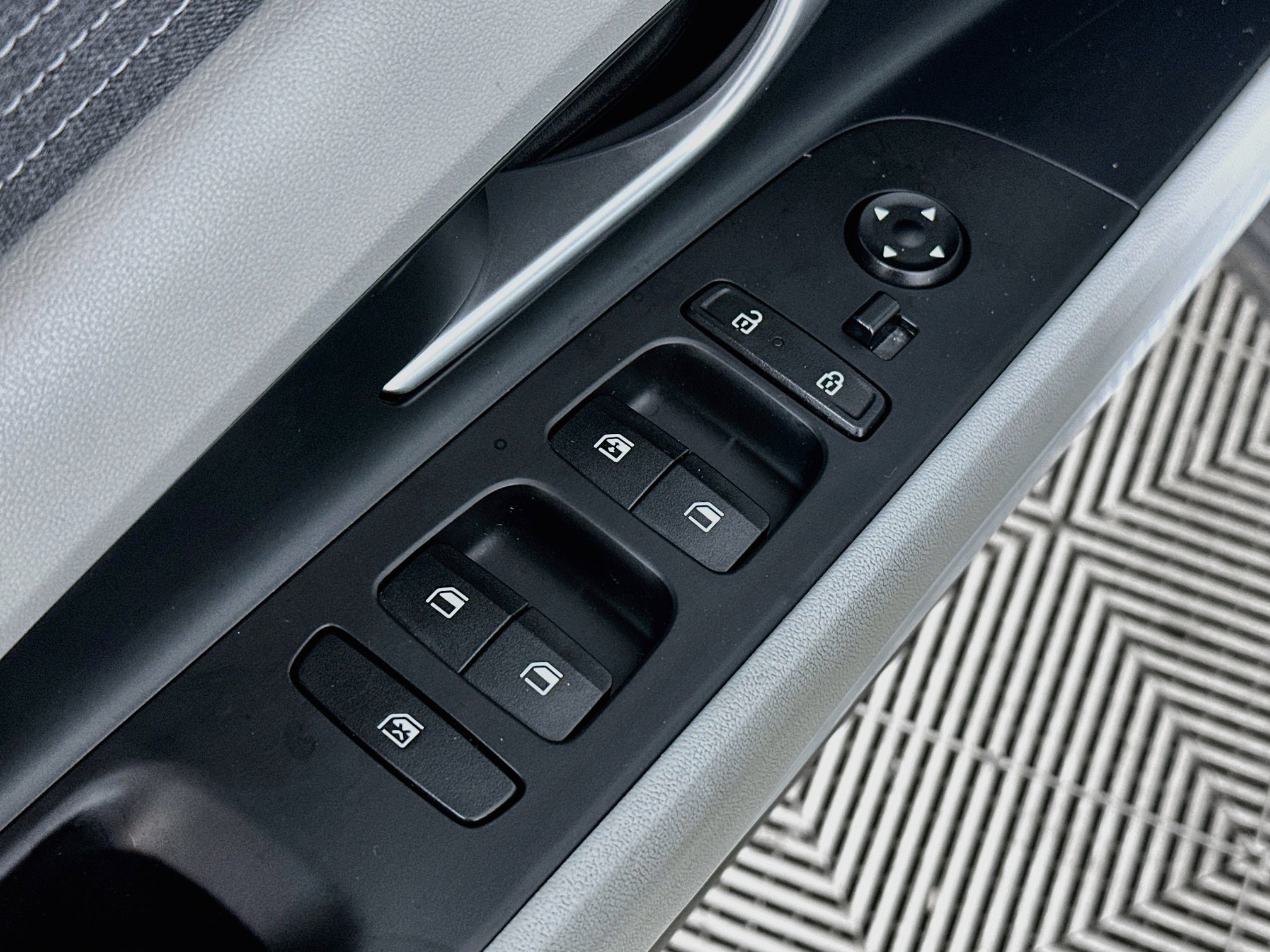 Certified 2024 Hyundai Elantra Limited FWD image 18