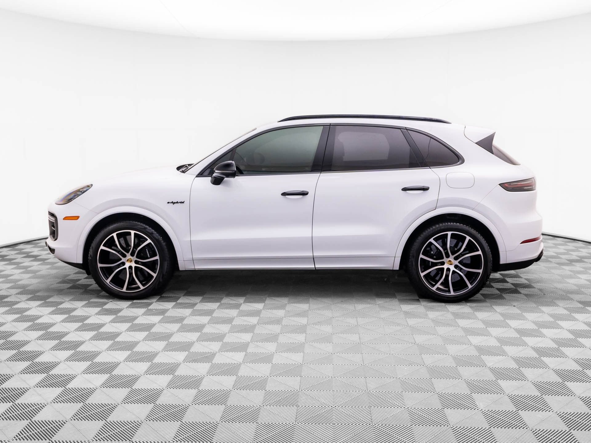 Used 2023 Porsche Cayenne Turbo S AWD/4WD image 2