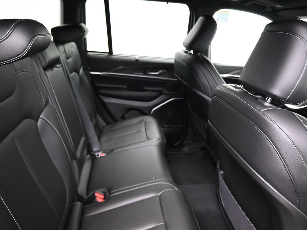 New 2025 Jeep Grand Cherokee Limited w/ Luxury Tech Group II image 17