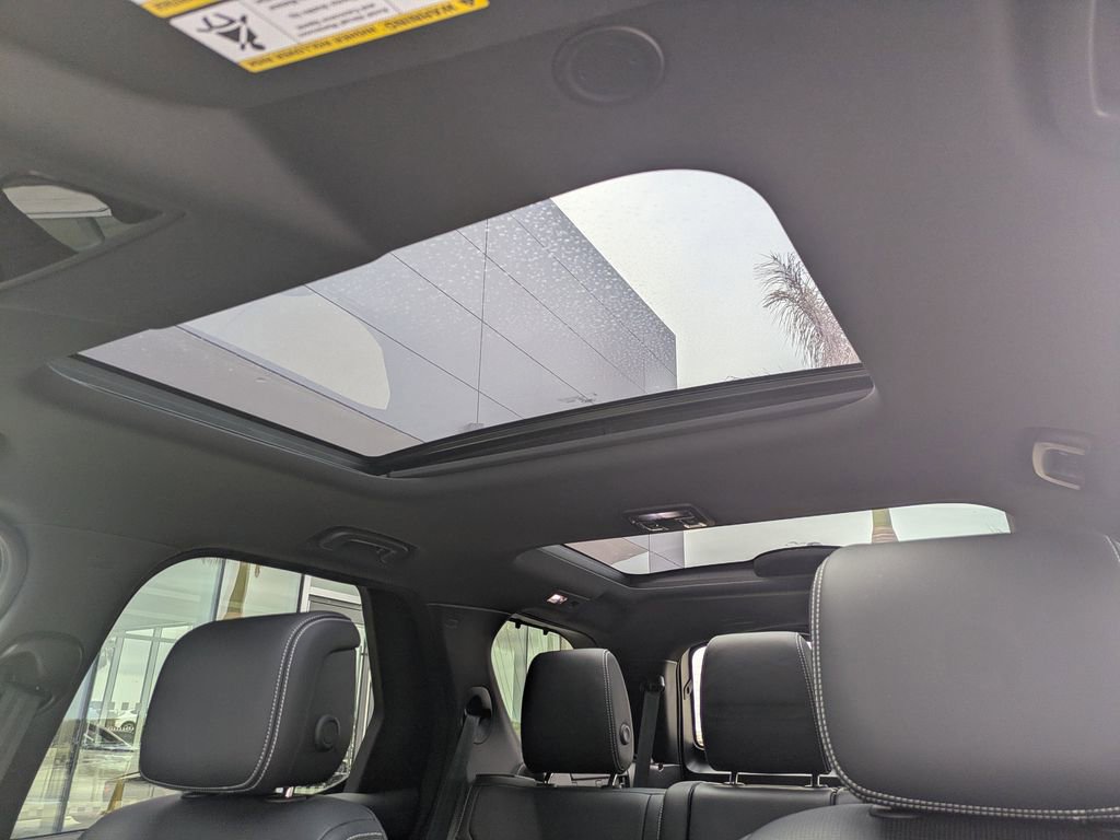 Certified 2025 Land Rover Discovery S image 23