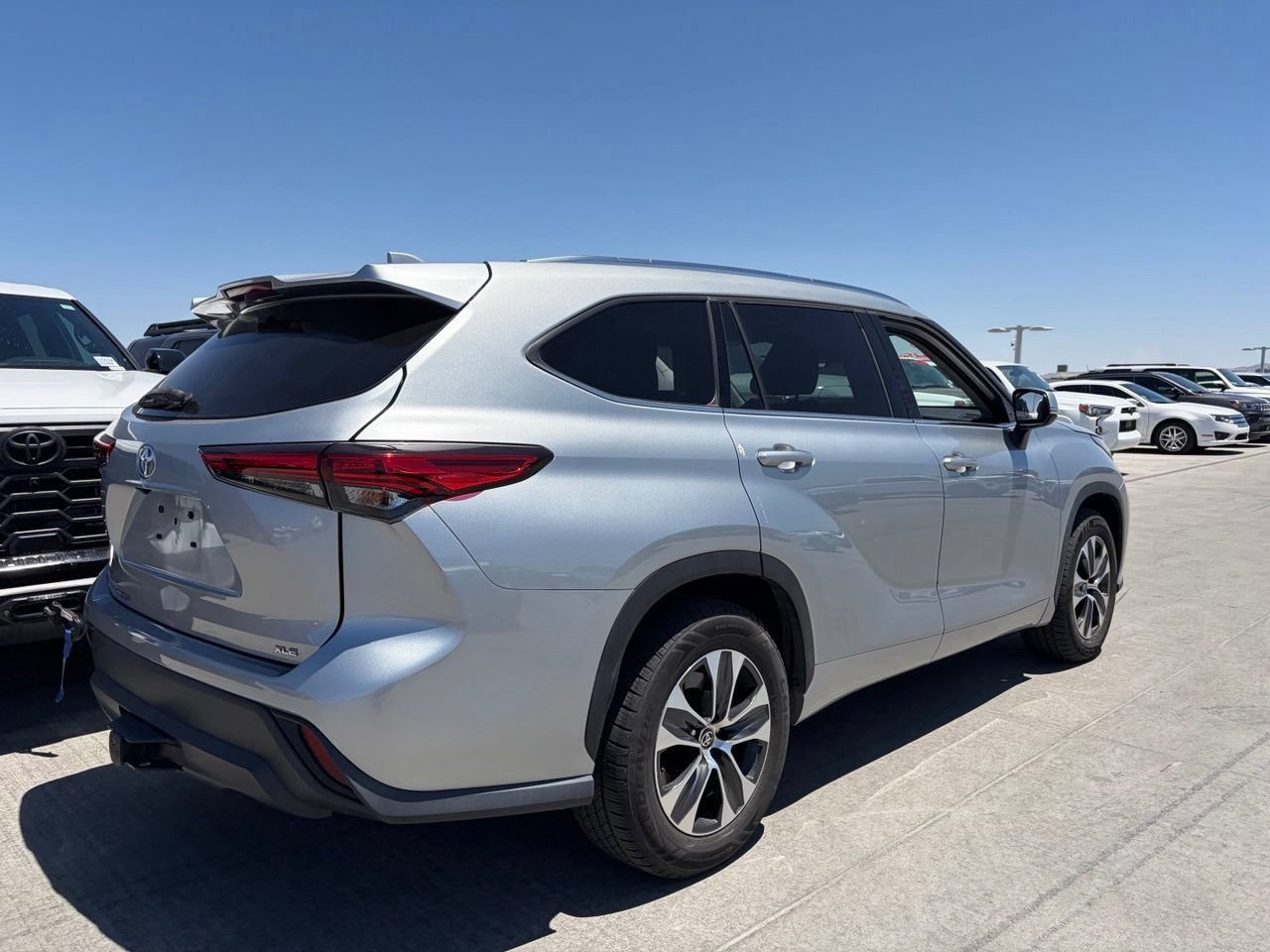 Used 2020 Toyota Highlander XLE FWD image 4