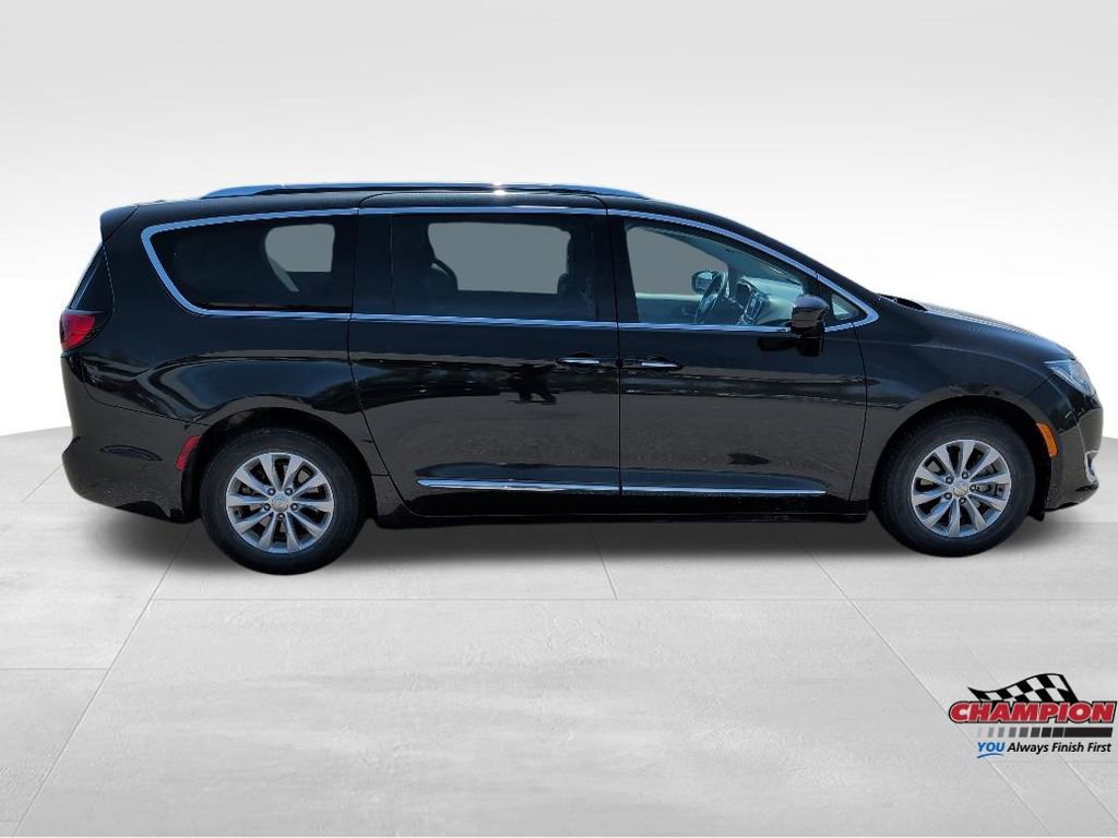 Used 2018 Chrysler Pacifica Touring-L FWD image 5
