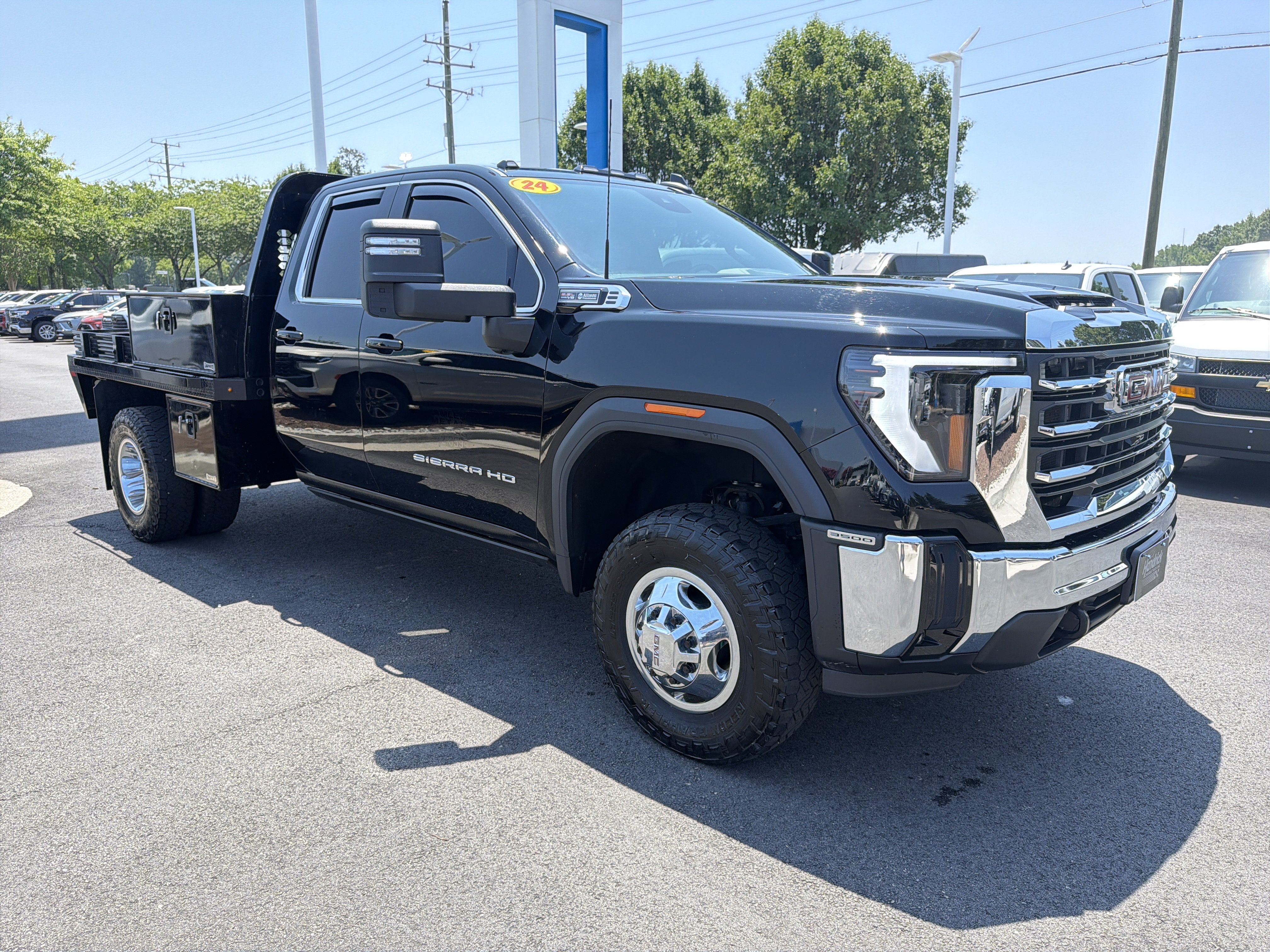 Used 2024 GMC Sierra 3500 SLE AWD/4WD image 2