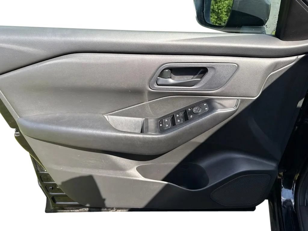 Used 2024 Nissan Rogue S FWD image 11