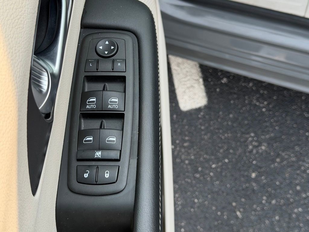 Used 2023 Chrysler Pacifica Touring-L image 15