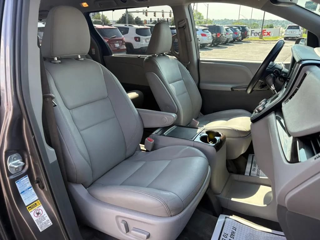 Used 2017 Toyota Sienna XLE Premium AWD/4WD image 19