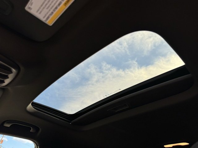 Used 2025 Chevrolet Trax RS w/ Sunroof Package image 13