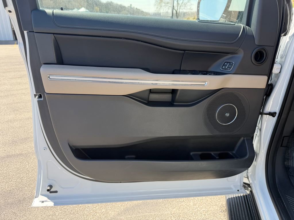Used 2024 Ford Expedition Limited image 17