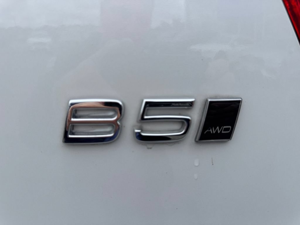 Certified 2025 Volvo XC40 B5 Plus AWD/4WD image 11