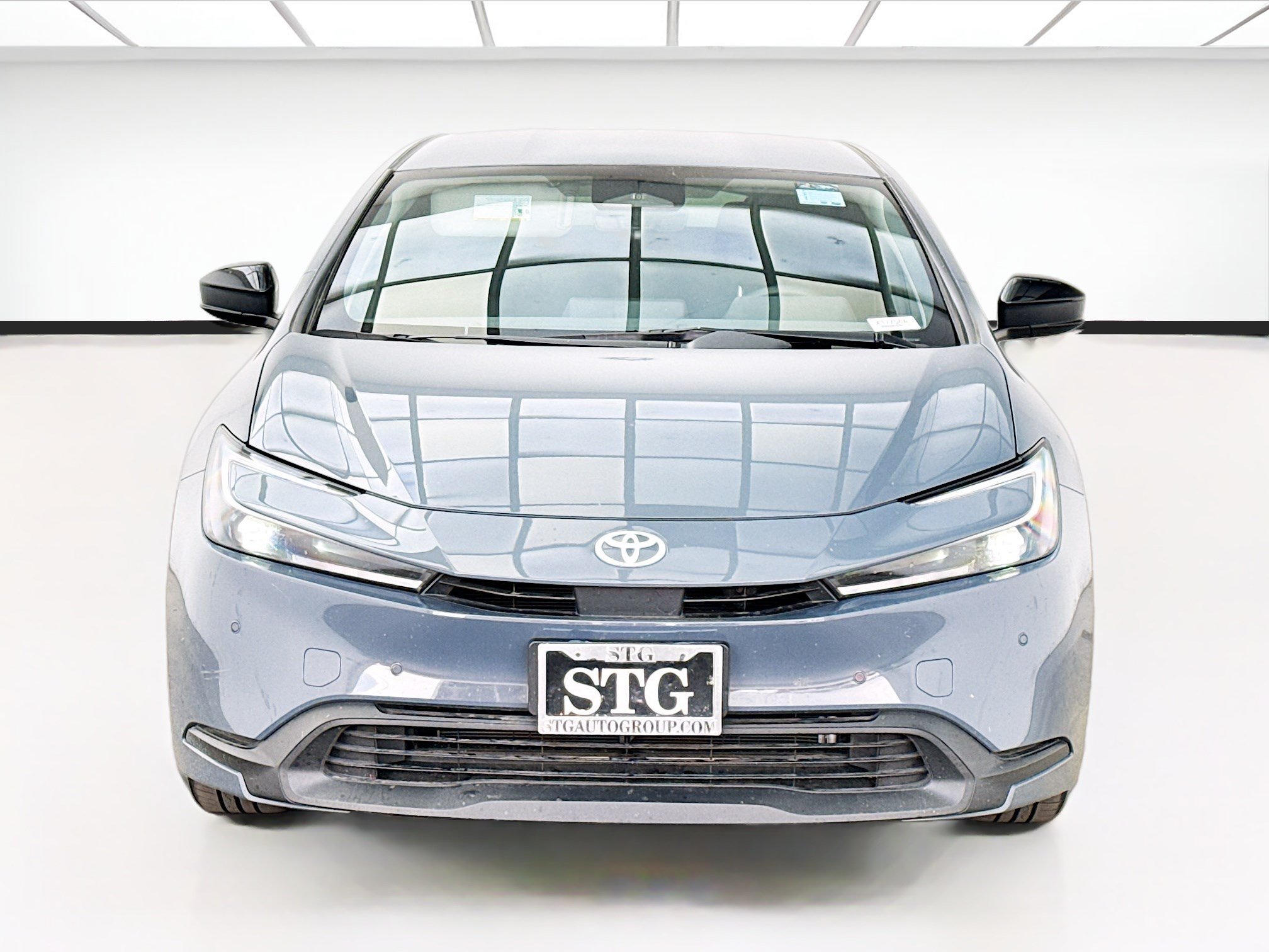 Used 2025 Toyota Prius LE FWD image 2
