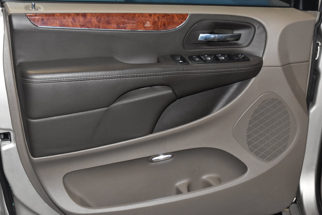 Used 2015 Chrysler Town & Country Touring-L w/ Driver Convenience Group FWD image 4