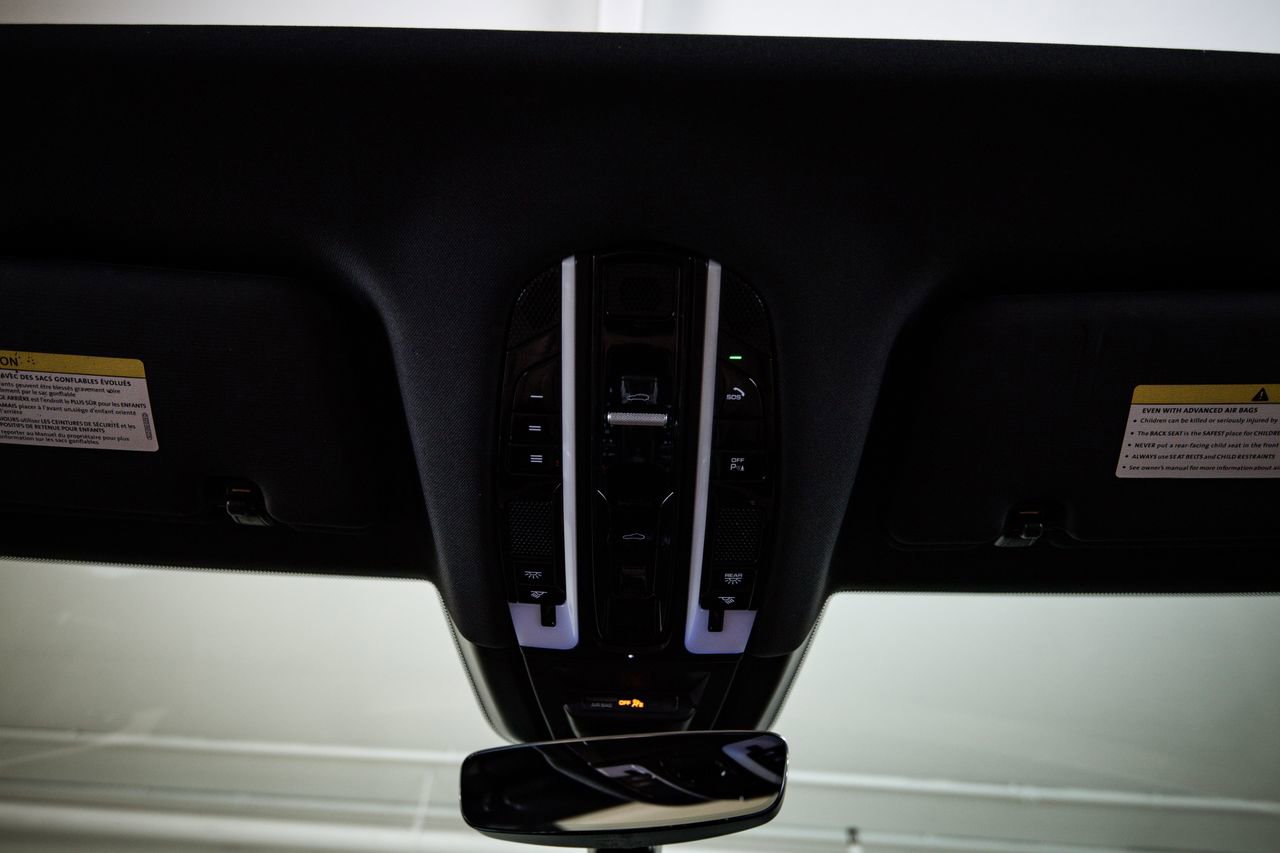 Certified 2023 Porsche Cayenne Platinum Edition image 20