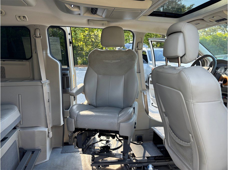 Used 2010 Chrysler Town & Country Limited image 14